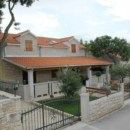House Dore * Škrip